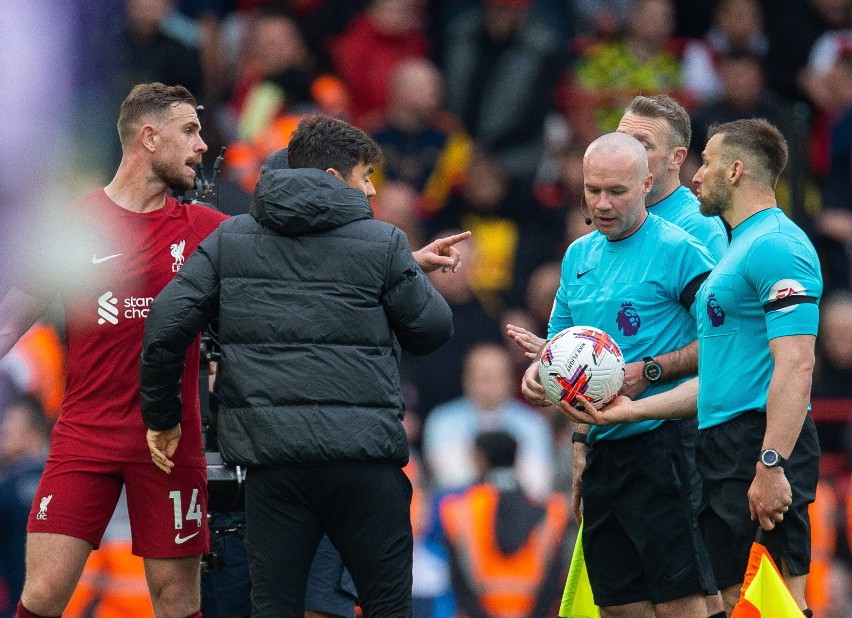 Liga angielska. Skandal w hicie Premier League. Sędzia uderzył łokciem piłkarza Liverpoolu                           