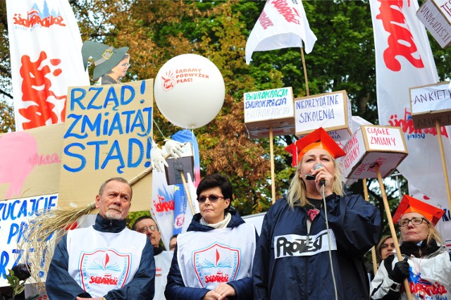 Demonstracja nauczycieli przed Kancelarią Premiera