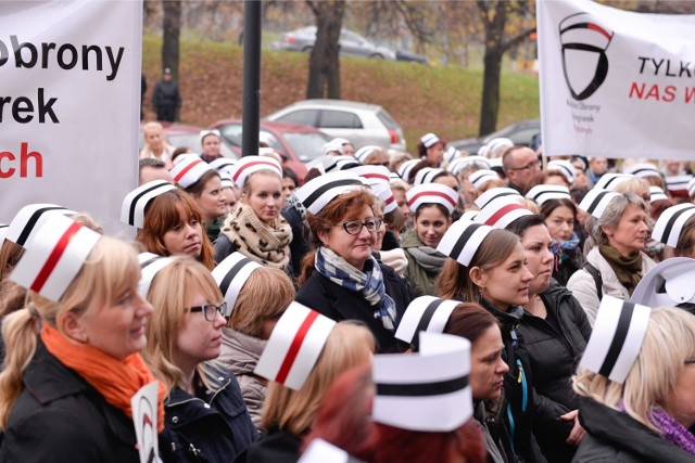 Protest pielęgniarek i położnych przed Urzędem Marszałkowskim w Gdańsku. Na Pomorzu  na tysiąc pacjent&oacute;w przypada zaledwie  3,5 pielęgniarki.
