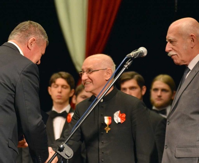 Odznaczenie z rąk radego Adama Domagały odbiera ks. Stanisław Latosiński. Z prawej Włodzimierz Barczyński.