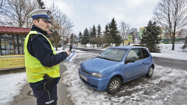 Policjanci monitorują osiedla i parkingi w mieście pod kątem zasadności oznakowania.
