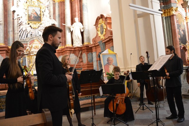 Na pierwszym planie skrzypek Michał Marcinkowski, w głębi członkowie zespołu muzyki dawnej Intemperata.