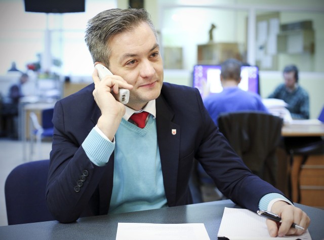 Podczas wczorajszego dyżuru w "Głosie" prezydent Biedroń przyjmował telefoniczne gratulacje, wsłuchiwał się w skargi, notował podpowiedzi i obiecywał interwencję  w sprawach, które interesowały jego rozmówców .