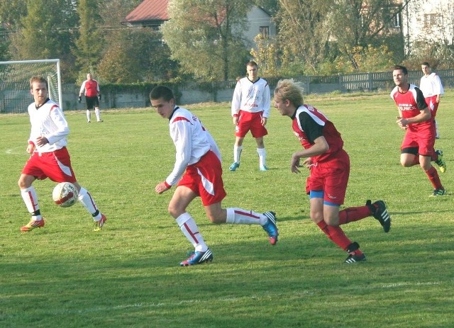Piłkarze Retmana Ulanów (czerwone koszulki) przegrali z Rotundą Krzeszów.