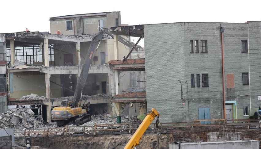 Budowa dworca Łódź Fabryczna: Wyburzają budynek pod budowę ulicy Nowotargowej