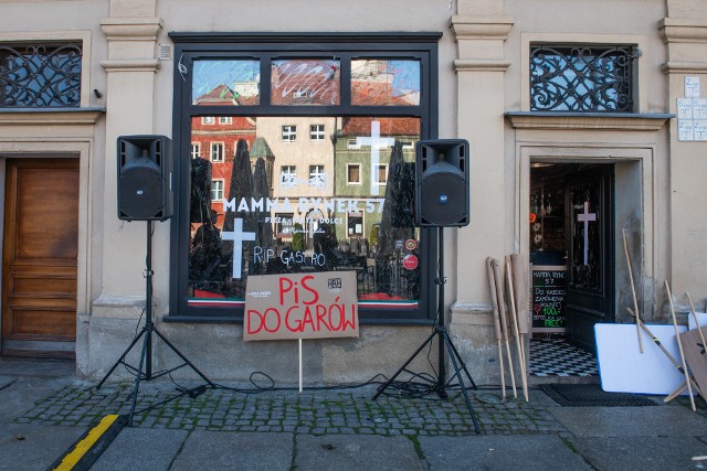 Branża gastronomiczna zaprotestowała w Poznaniu. Właściciele lokali gastronomicznych obawiają się kolejnego lockdownu i domagają się m.in. wsparcia finansowego. Protest branży gastronomicznej zorganizowano 25 października na Starym Rynku.