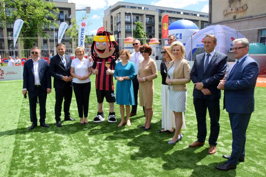 W Kielcach ruszył turniej piłkarski Piątki na Rynku. Jest specjalne boisko przed Wojewódzkim Domem Kultury (WIDEO)