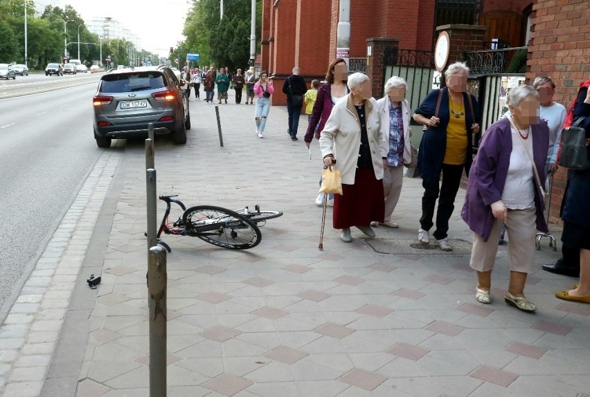 Wypadek we Wrocławiu. Na Grabiszyńskiej rowerzysta potrącił starszą kobietę [ZDJĘCIA]