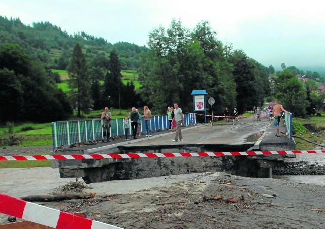 Spiętrzona woda niszczyła wszystko, co stanęło na jej drodze. Najwięcej szkód wyrządziła w Kasince Małej i Kasinie Wielkiej