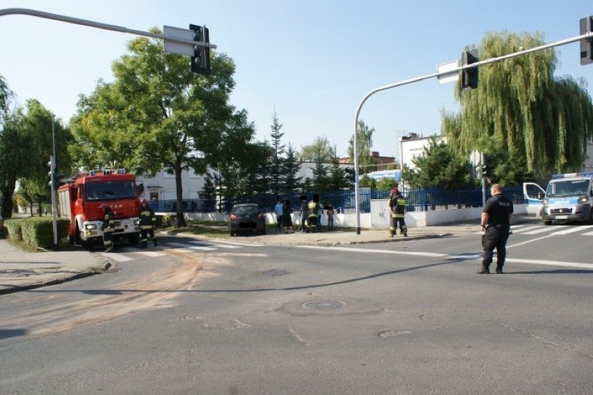 Wypadek w Koninie: Strażacy usuwali plamę oleju