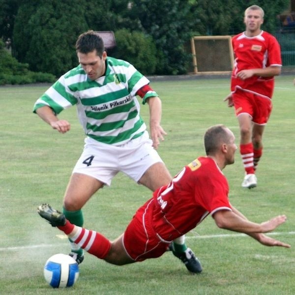 Michał Kozłowski (w biało-zielonej koszulce) znany jest ze zdecydowanej gry.