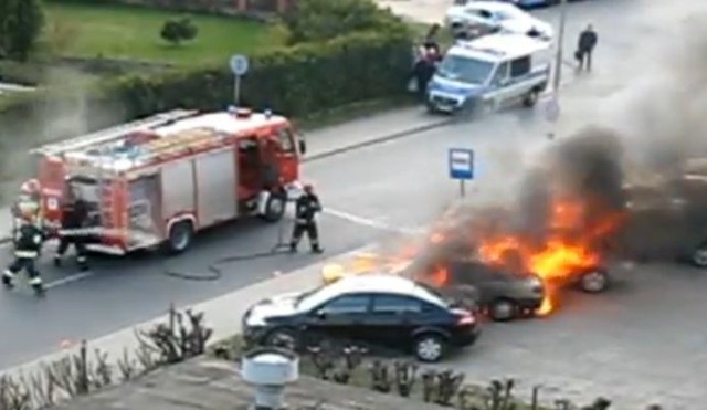 Spalone samochody na parkingu przy ul. Rejtana.