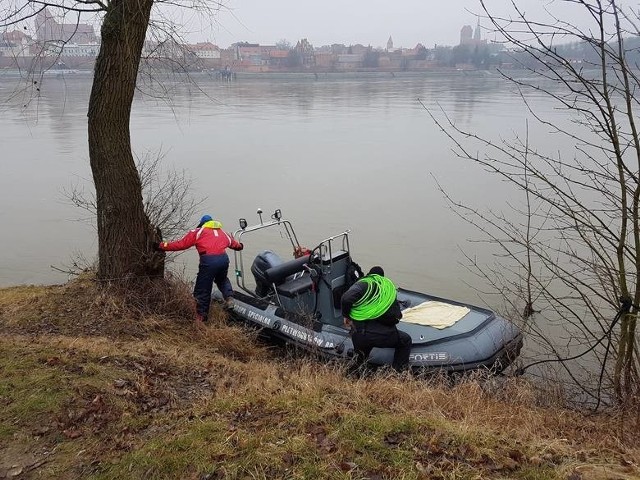 Komenda Powiatowa Policji w Brodnicy wciąż intensywnie poszukuje 20-latka. W porozumieniu z nią do akcji włączyła się w ostatnich dniach Grupa Specjalna Płetwonurków RP. W jej skład wchodzą najbardziej doświadczeni specjaliści. To ludzie, którzy uczestniczyli już w wielu poszukiwaniach, m.in. Ewy Tylman z Poznania czy Remigiusza Baczyńskiego w Toruniu. Mają na koncie akcje zakończone sukcesem. W lutym br. znaleźli na terenie bagiennym zwłoki poszukiwanego młodego mężczyzny. Niestety, bywa i tak, że wielodniowe wysiłki płetwonurków nie przynoszą spodziewanych efektów. Choć zawsze pomagają zawężyć pole poszukiwań.WAŻNE: Nie będzie prądu w regionie! Sprawdż kiedy i gdzie!W ramach poszukiwań Adriana Dudka płetwonurkowie przeczesali 25 km koryta Drwęcy. Korzystali ze specjalistycznych urządzeń hydroakustycznych. Na użycie sonaru, według oceny specjalistów, było już za późno. - Na tę chwile ciała poszukiwanego nie odnaleźliśmy. Co nie oznacza, że go w rzece nie ma. To jedna z wielu hipotez i nie można jej wykluczyć - powiedział jeden z płetwonurków reporterom "Czasu Brodnicy". - Poszukiwania ciała Adriana to jedno z najtrudniejszych zadań, z jakim przyszło nam się zmierzyć.Zobacz koniecznie:Poszukiwani przez policję. Może mieszkają obok Ciebie?