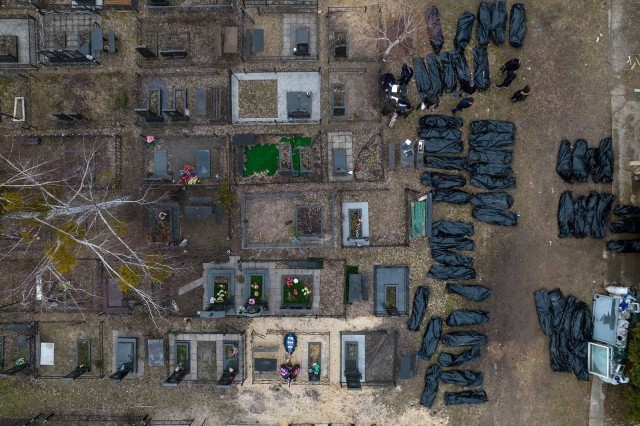 Organy ścigania rozpoczęły ekshumację ciał z masowego grobu w pobliżu kościoła św. Andrzeja w Buczy