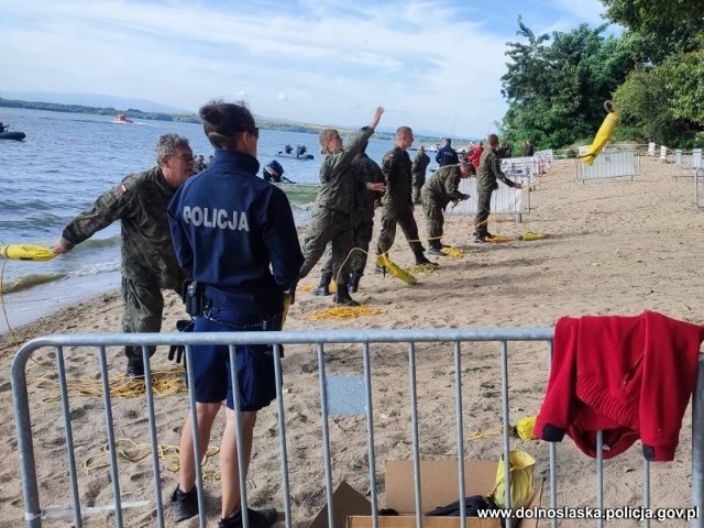 Żołnierze z 16. Dolnośląskiej Brygady Obrony Terytorialnej przeszli szkolenia z ratownictwa na terenach wodnych