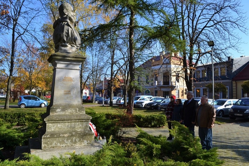 Składanie kwiatów przy pomniku hrabiego Ferdynanda Hompescha