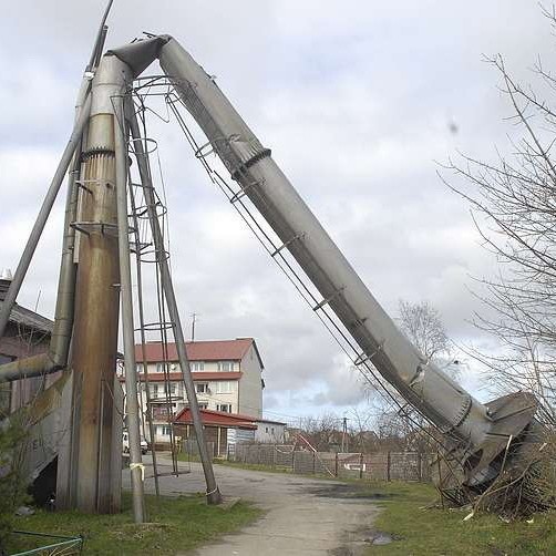 Wczoraj okolo godziny 20 w centrum Glówczyc runąl ponad 20 metrowy komin. Kilkuset mieszkanców jest pozbawionych ogrzewania mieszkan. (Fot. Krzysztof Tomasik)