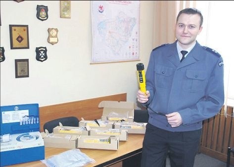 Podkom. Michał Jaskulski, zastępca naczelnika wydziału prewencji KPP Stargard prezentuje nowy alkotest.
