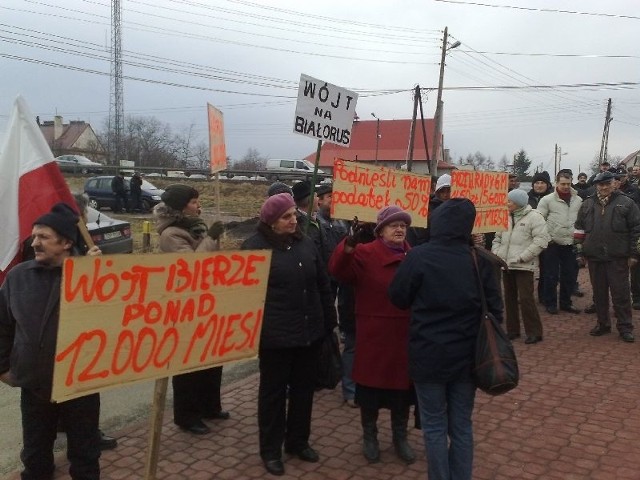 Mieszkańcy protestują przed Urzędem Gminy w Lipniku.