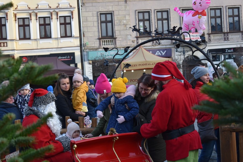 Święty Mikołaj na Rynku w Oświęcimiu. Rozbił swoje miasteczko pod wielką choinką, robił sobie zdjęcia z dziećmi i rozdawał prezenty ZDJĘCIA