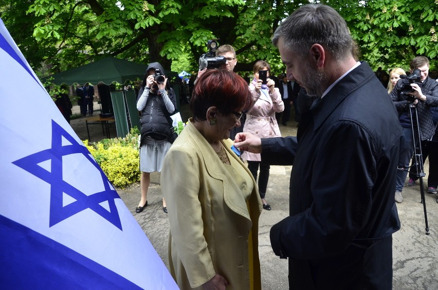 Marszałek Marek Woźniak uhonorował Alicję Kobus odznaką "Za...