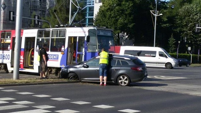 Na jednej z głównych dróg w Częstochowie doszło do zderzenia samochodu z tramwajem.