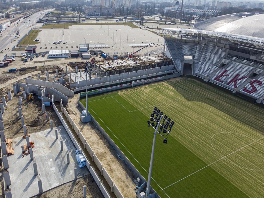 Budowa stadionu ŁKS. Koronawirus budowlańcom niestraszny [FILM i ZDJĘCIA Z BUDOWY]