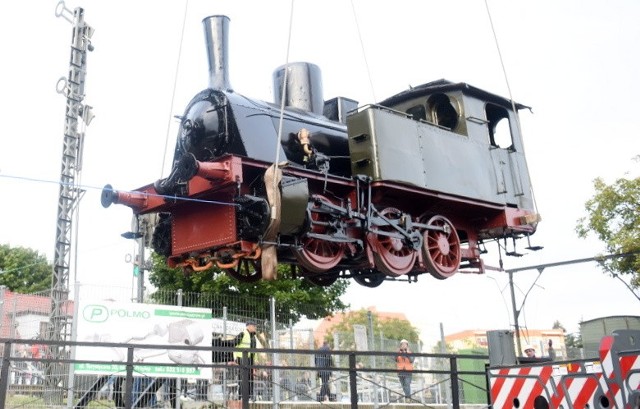 Potężny, 180-tonowy, dźwig ustawił zabytkowy parowóz z 1909 roku na odnowionym torze kolejowym przy ulicy Morwowej w Zielonej Górze.