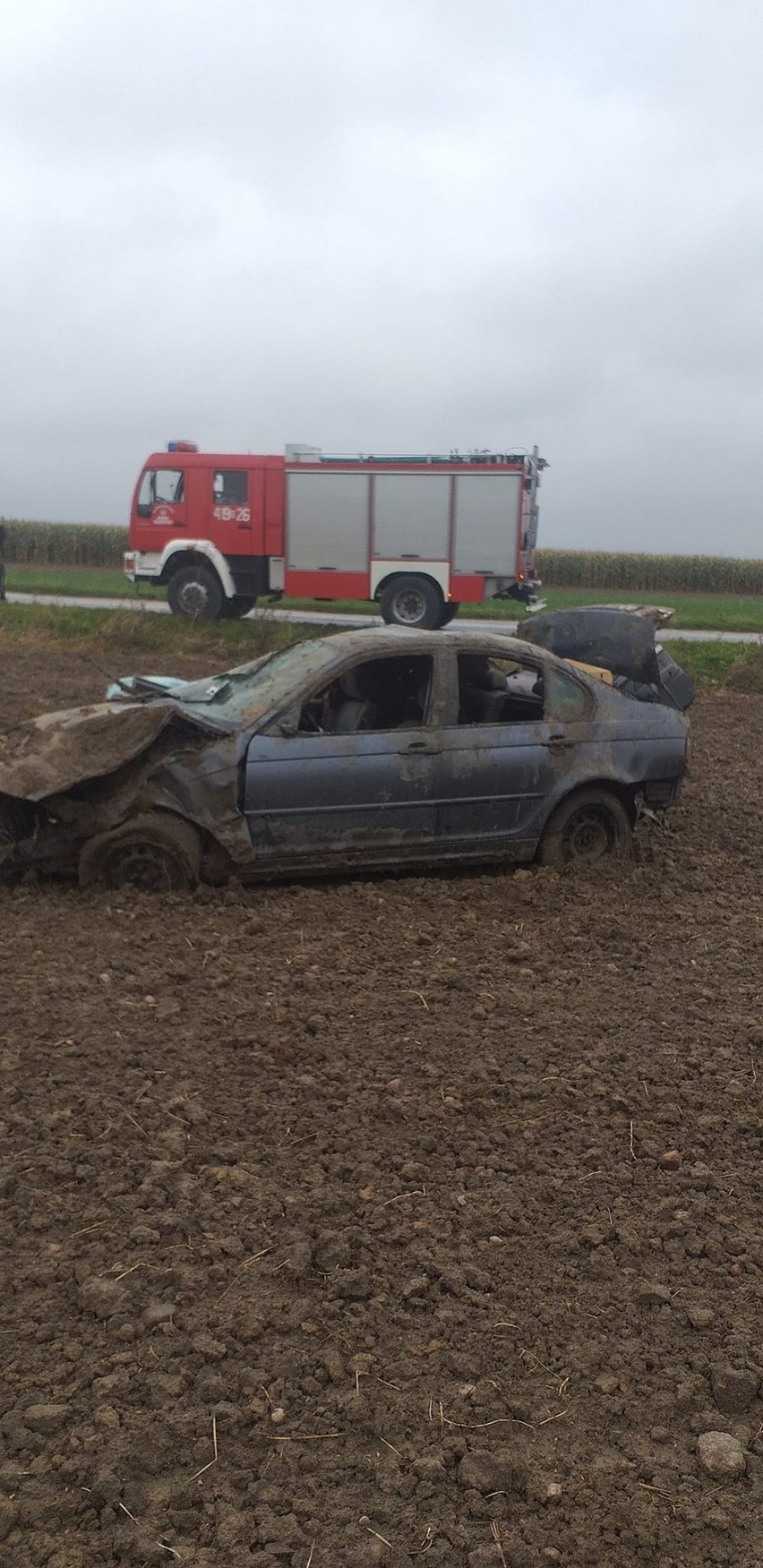 Olędzkie. Zniszczone BMW leżało na boku. Kierowcy brak