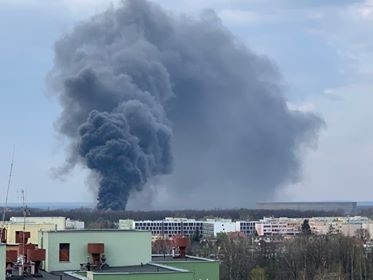 Potężny pożar niedaleko stadionu Wrocław [FILMY, ZDJĘCIA]