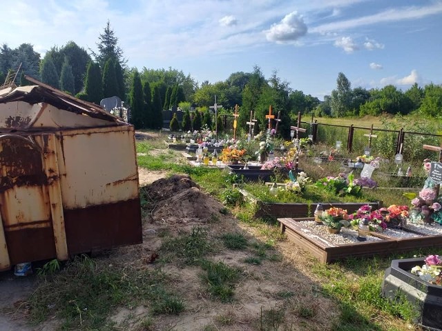 Mieszkańcy Zgierza odwiedzający tamtejszy cmentarz przy ul. Konstantynowskiej zwrócili uwagę na skandaliczna sytuację, jaka tam panuje. Tuż przy grobach osób pochowanych na koszt państwa ustawiono odrapany i zardzewiały kontener na odpadki.Czytaj więcej na następnej karcie