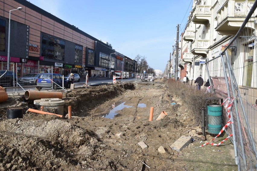 W centrum Częstochowy trwa modernizacja linii tramwajowej...