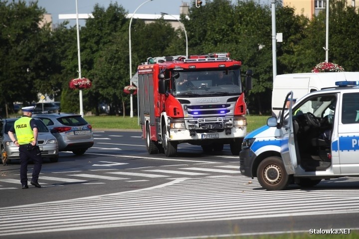 Wypadek w Stalowej Woli. Ranny rowerzysta potrącony przez samochód oraz kierująca tym autem, której samochód przejechał po stopie (WIDEO)