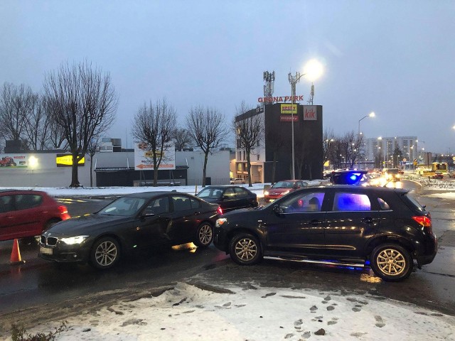 Do wypadku doszło w piątek, 4 stycznia, na al. Zjednoczenia tuż koło skrętu w ul. Wiejską. Policjant i policjantka zostali zabrani do szpitala.Do zderzenia bmw zielonogórskiej drogówki z samochodem osobowym doszło na al. Zjednoczenia. Na miejsce zostało wezwana ekipa karetki pogotowia ratunkowego.Policjant i policjantka zostali zabrani do szpitala na badania. Sprawcy zderzenia, kierowcy mitsubishi nic się nie stało.Zobacz, jak udzielać pierwszej pomocy ofiarom wypadków: