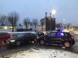 Wypadek. Zderzenie radiowozu bmw z osobówką  na al. Zjednoczenia w Zielonej Górze. Policjant i policjantka trafili do szpitala [ZDJĘCIA]