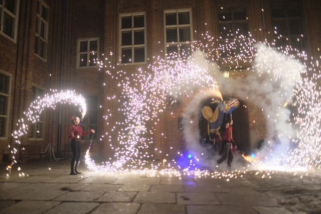 We wtorek (5 lutego) na dziedzińcu Ratusza Staromiejskiego w Toruniu obchodziliśmy namiastkę Chińskiego Nowego Roku. Do tej dalekowschodniej tradycji nawiązuje pokaz tańca ognia, który można było zobaczyć dzięki artystom Grupy Cyrkowej.Czytaj też:Praca w regionie - oferty od 5 tys. złZginęli nim dosięgnęła ich sprawiedliwośćZarobki w toruńskiej straży miejskiej- Nowy Rok Chiński to najważniejsze święto w kulturze chińskiej, przypadające według zachodniego kalendarza w okolicach stycznia i lutego - informuje Muzeum Okręgowe w Toruniu. - Każdy Nowy Rok określany jest odpowiednio jako: Rok Wołu (początek 26 stycznia 2009), Tygrysa (początek 14 lutego 2010), Królika (początek 3 lutego 2011), Smoka (początek 23 stycznia 2012), Węża (początek 10 lutego 2013), Konia (początek 31 stycznia 2014), Owcy (początek 19 lutego 2015), Małpy (początek 8 lutego 2016), Koguta (28 stycznia 2017), Psa (16 lutego) stąd noworoczne obchody otrzymują właściwą oprawę odpowiadającą każdemu ze zwierzęcych symboli.. W tym roku obchodzić będziemy Rok Świni. Według mitologii chińskiej świnia jest jednym z najsympatyczniejszych symboli zodiaku. Ludzie urodzeni pod tym znakiem są opanowani, wyciszeni. Mają łagodne usposobienie. W swym życiu poszukują ładu i harmonii. Ze względu na swą łatwowierność i prostoduszność są podatni na manipulacje i oszustwa. Cenią sobie kontakty i więzi rodzinne.