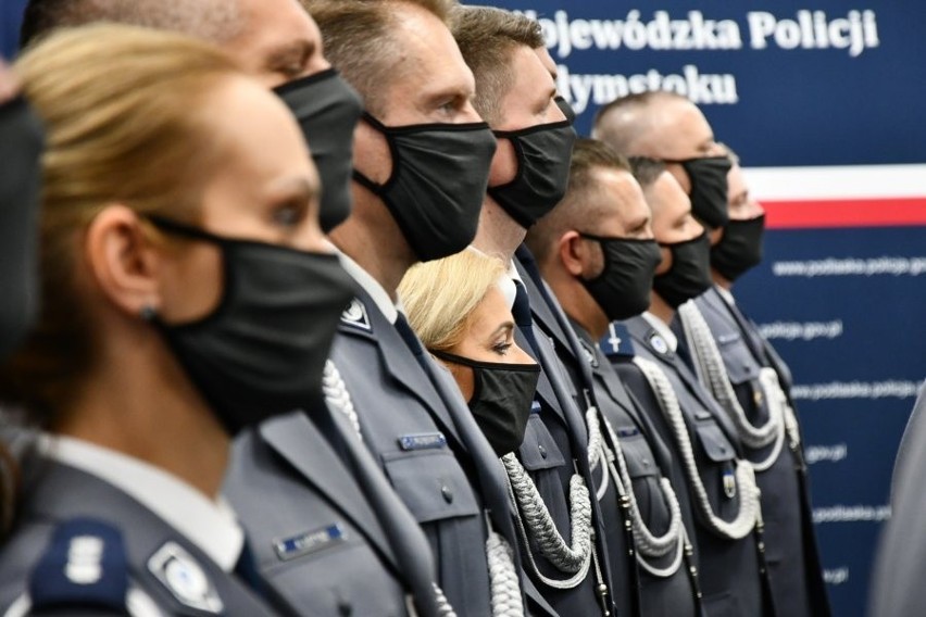 Nowi oficerowie w podlaskiej policji. 24 funkcjonariuszy z awansami na podkomisarza. Ośmiu policjantów z medalami "Za zasługi dla policji" 