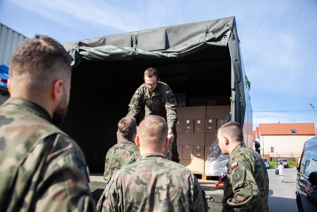 Paczki żywnościowe dla mieszkańców gminy Przysucha pomogli rozdysponować żołnierze obrony terytorialnej.