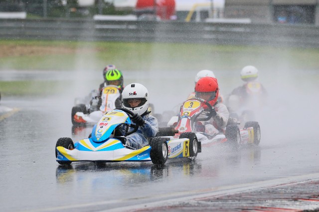 Podobnie jak przed tygodniem, przy okazji Kartingowych Mistrzostw Polski, zawodnicy serii Rok Cup Poland także rywalizowali na Autodromie Słomczyn. Zmodernizowane zaplecze toru zarządzanego przez Automobilklub Rzemieślnik, a zwłaszcza wybetonowana nawierzchnia parku maszyn, pozwoliły zawodnikom i ich zespołom przetrwać kapryśną pogodę, która kilkukrotnie zmieniała się podczas zawodów.Fot. Rock Cup Poland