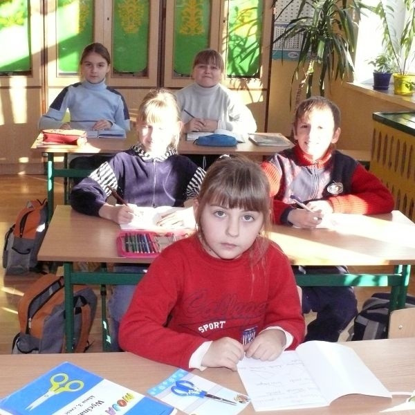 To ostatni rok funkcjonowania szkoły w Suchodółce. Władze gminy przymierzają się do likwidacji szkoły. Na zdjęciu klasa trzecia.