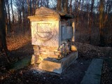 Zabytkowy sarkofag w Jasieńcu Kolonii idzie do remontu
