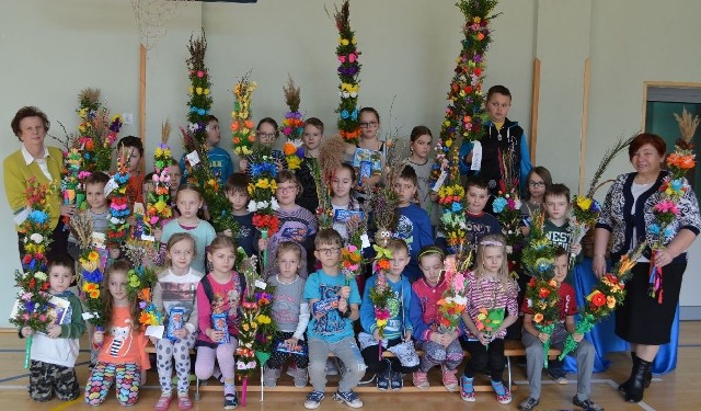 Zwycięzcy szkolnego konkursu na najpiękniejszą palmę wielkanocną ze Szkoły Podstawowej imienia Armii Krajowej w Olesznie z dyrektor placówki i opiekunką.
