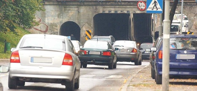 Wiadukt nad ulicą Szczecińską w Koszalinie. Po prawej stronie widać wyraźnie porządne uszczerbienia w konstrukcji. To właśnie przez zbyt wysokie ciężarówki. 