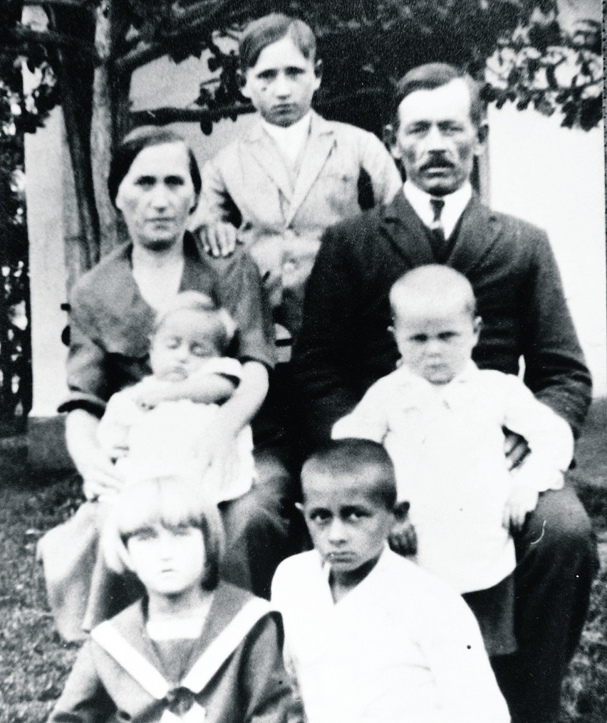 Marcela i Marian Morawscy z dziećmi pod Tarnopolem, przed...