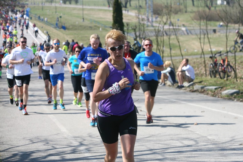 Biegli w niedzielę nad Zalewem Zemborzyckiem. To ostatni bieg z cyklu "Cztery Dychy do Maratonu" [DUŻO ZDJĘĆ]