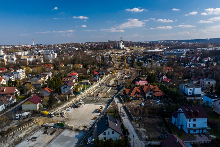 Kraków. Postępuje budowa Trasy Łagiewnickiej. Koronawirus nie zatrzymał inwestycji. Może być jednak problem z zapewnieniem rąk do pracy