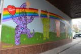 Mural z wrocławskimi krasnalami na tle tęczy zniszczony. 18-latek nawoływał do nienawiści (ZDJĘCIA)