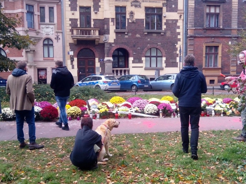 Kraków. Strajk Kobiet. Kwiaty i znicze na ul. Retoryka, przed siedzibą PiS. "Świętej pamięci wolność i gospodarka", "PiS spoczywaj w pokoju"