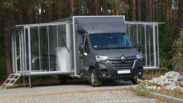 Segment samochodów dostawczych stanowi dla wybranych producentów aut ważny rynek zbytu. Marka Renault, aby lepiej zaznaczyć swoją obecność w tym obszarze, wchodzi do gry z nowymi odsłonami swoich modeli - Master oraz Trafic i to również w wersjach modyfikowanych.Fot. Konrad Grobel