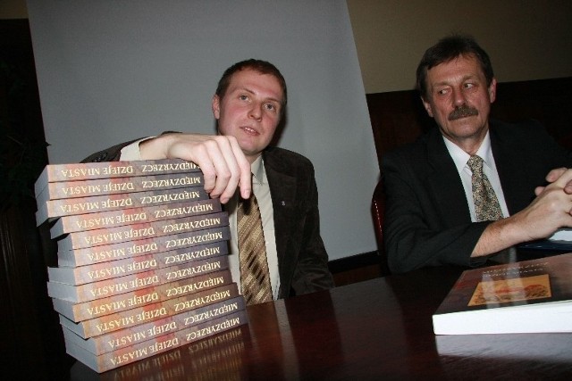 Jednym z redaktorów monografii był dr Marceli Tureczek (z lewej) z Uniwersytetu Zielonogórskiego, który mieszka w Wyszanowie pod Międzyrzeczem. Komisarz Marian Sierpatowski zaznacza, że książkę sfinansowały władze miejskie.